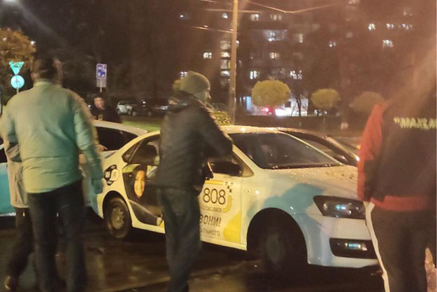 В Киеве водитель протаранил парковку и скрылся