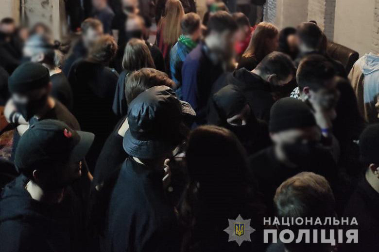 Киевская полиция провела облаву на безмасочников