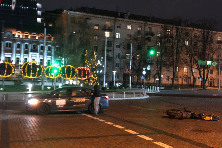 В центре Киева таксист сбил курьера