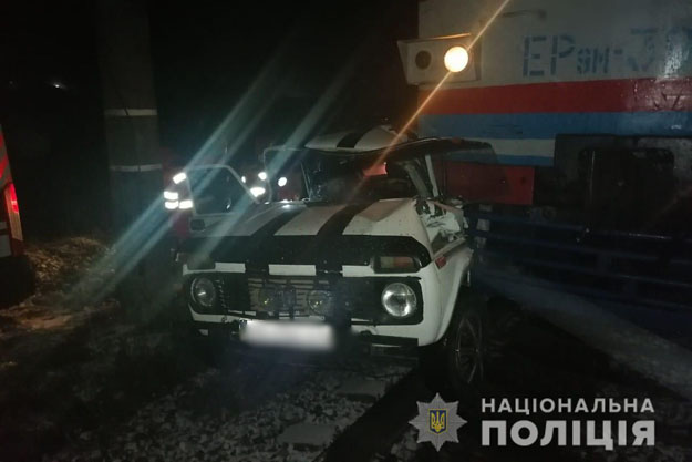 Под Киевом электричка разбила легковушку