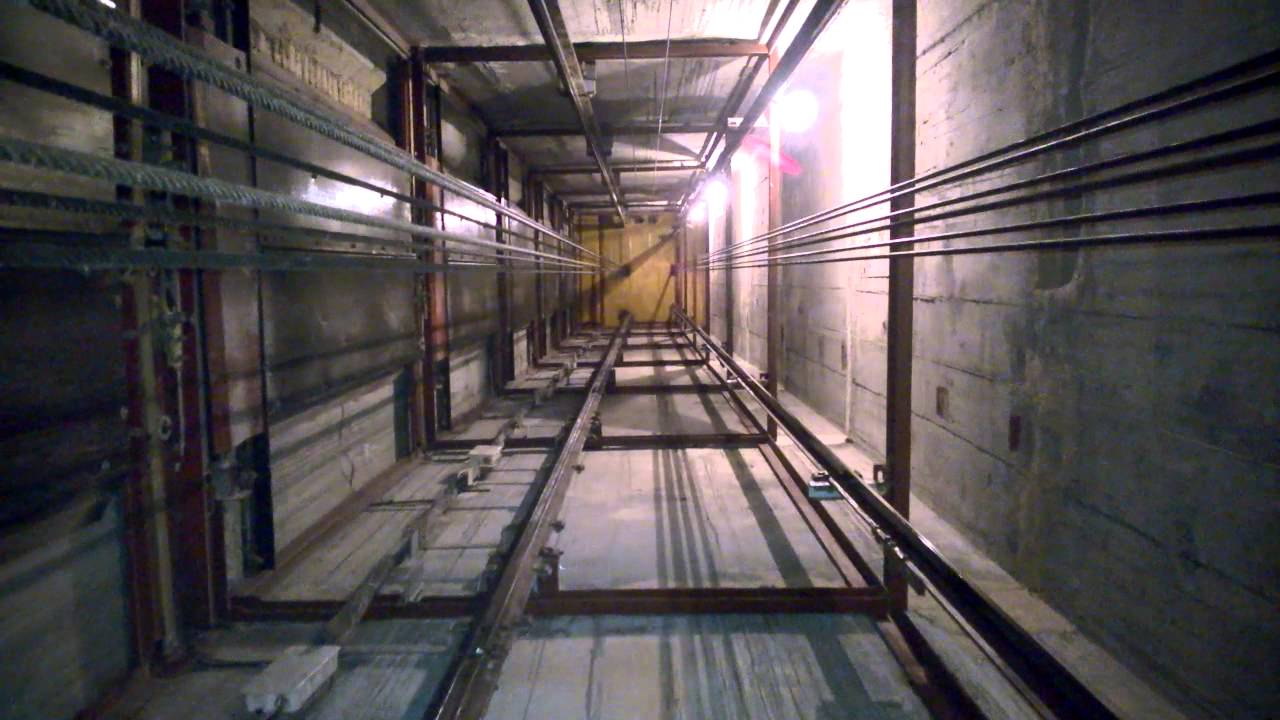 Киевлянин упал в шахту лифта