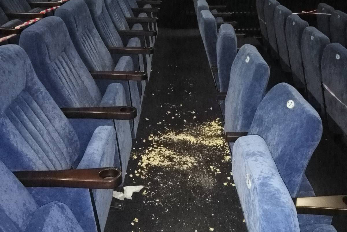 Под Киевом зрители превратили кинотеатр в мусорку