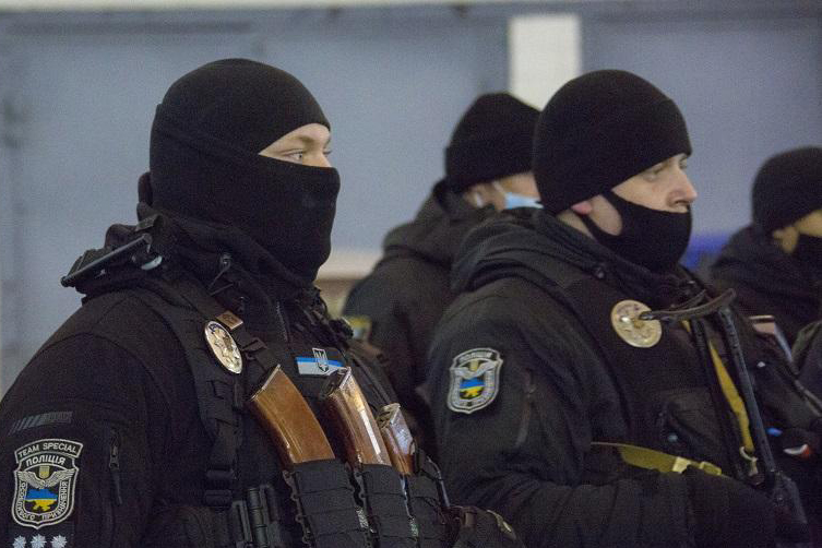 Киевские полицейские отправились в зону ООС