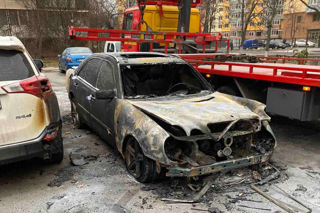 В Киеве ищут свидетелей поджога машины