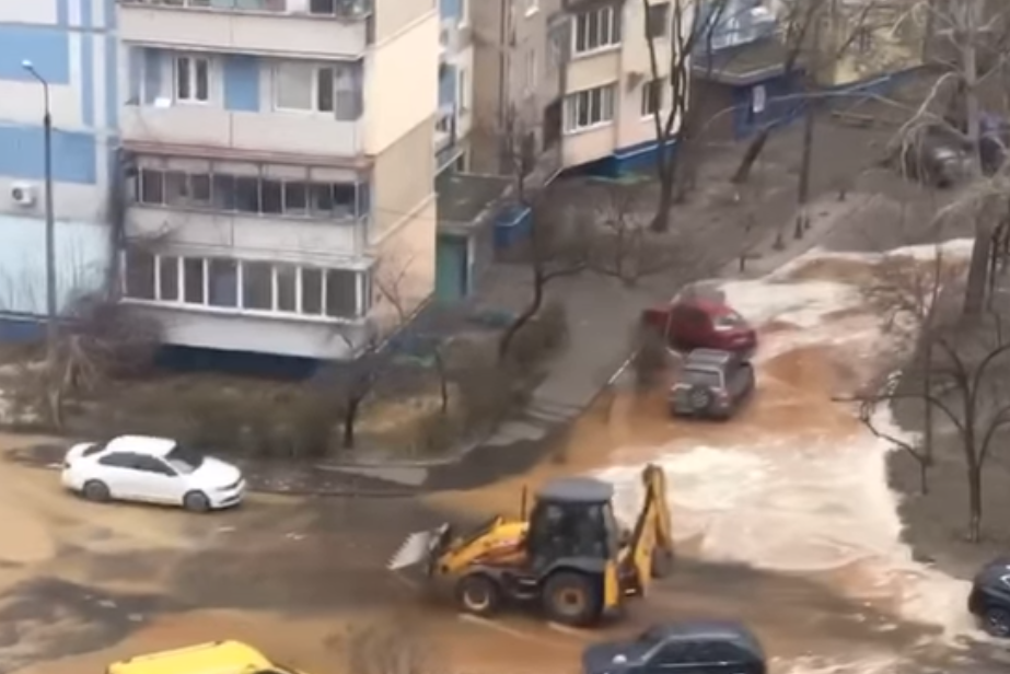 На Троещине затопило улицу (видео)