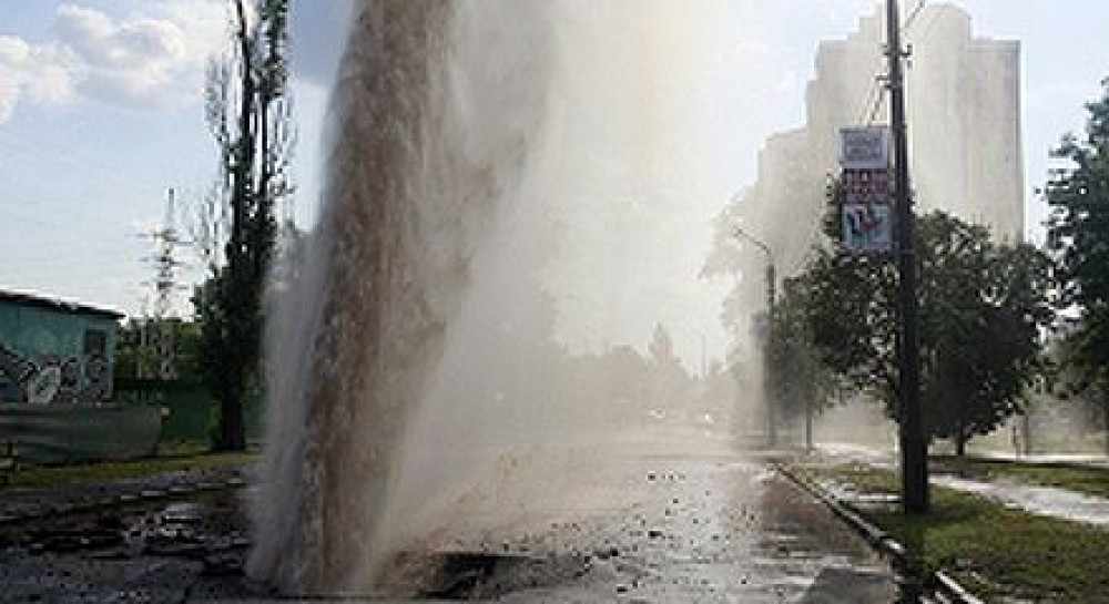 В Киеве - коммунальная авария. Вода пробила асфальт (видео)