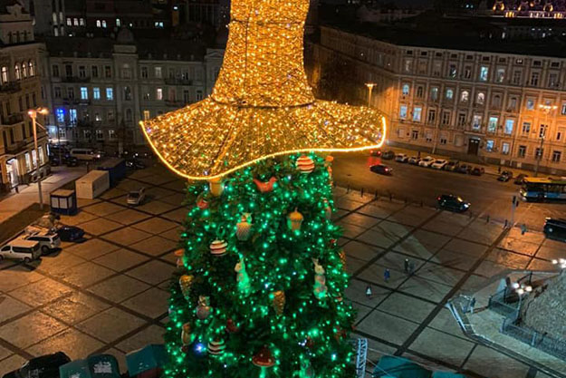 В Киеве нарядили главную елку