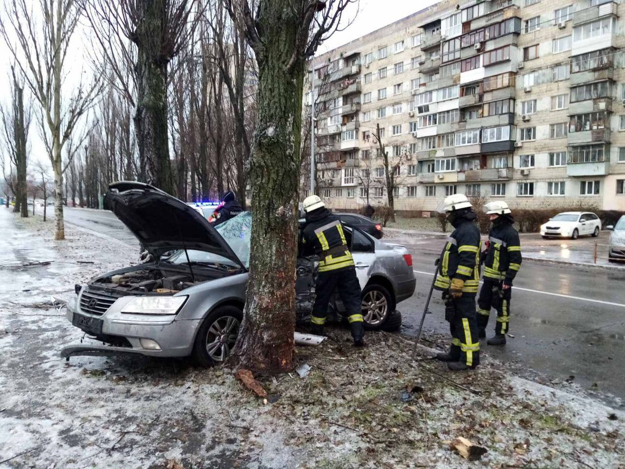 В Киеве погибшего водителя вырезали из салона