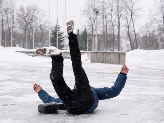 Киевские дети падали на льду по дороге в школу (видео)
