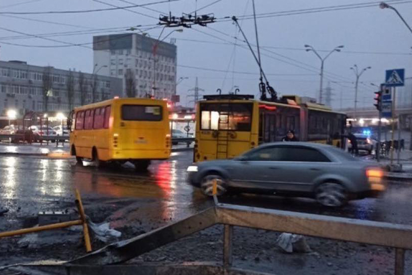 В столице троллейбус столкнулся с грузовиком