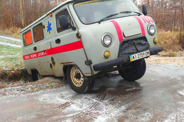 В Бородянском районе спасатели вытащили из ямы автомобиль скорой помощи