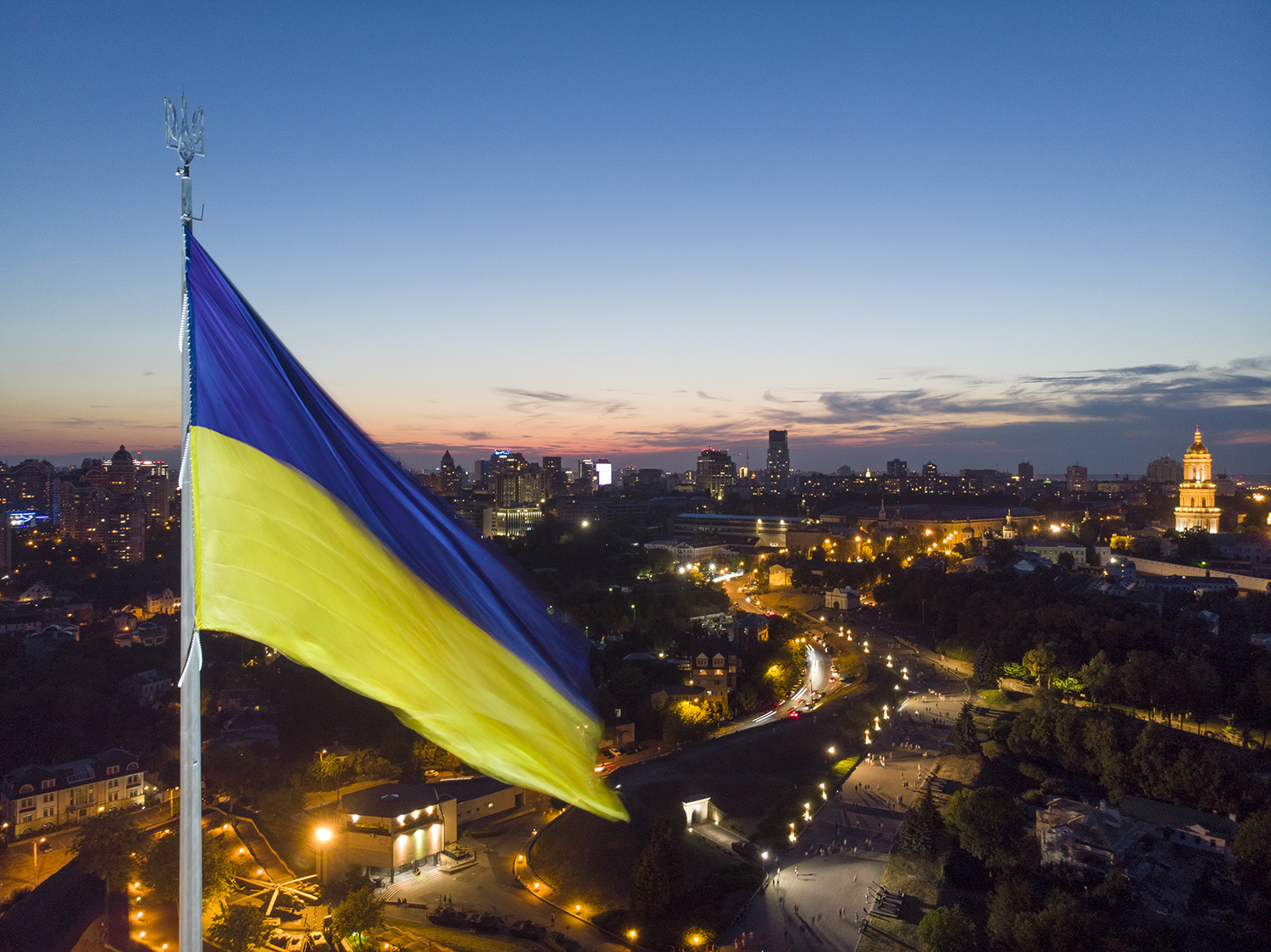 В Киеве поминяли главный флаг