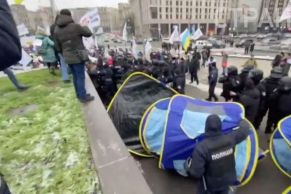 В центре Киева протестующие подрались с полицейскими