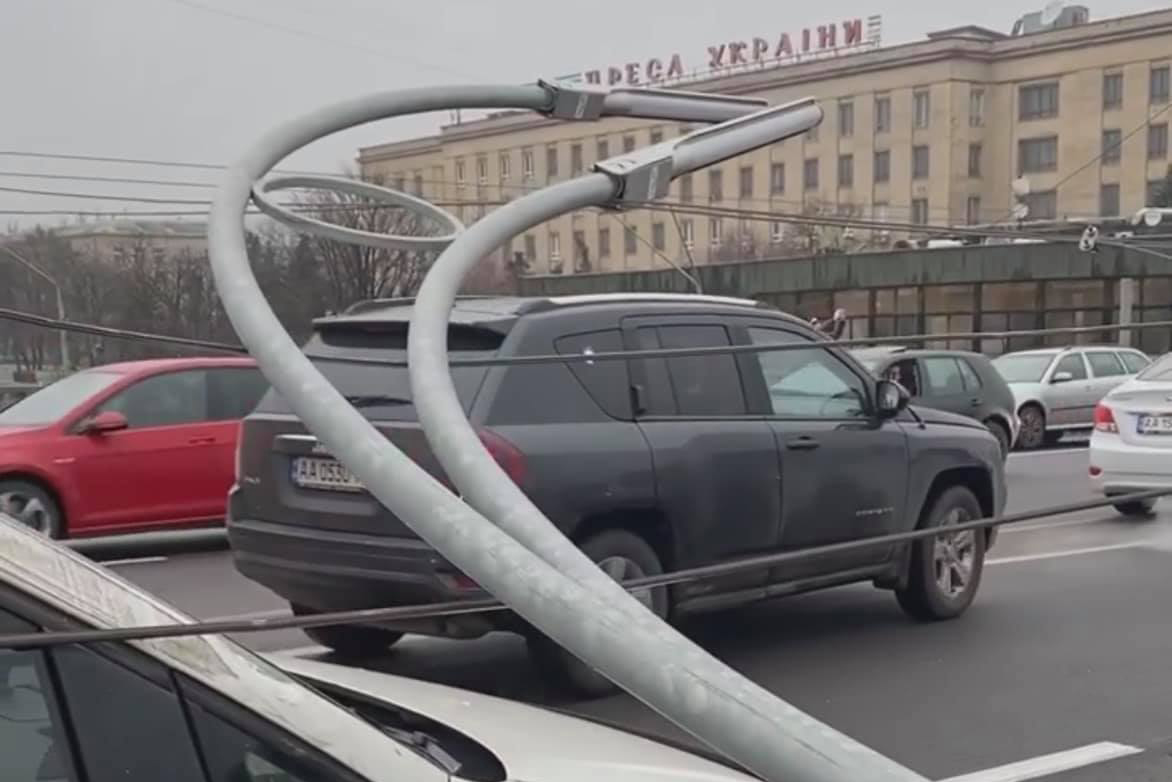 Появилось видео падения столба на Шулявском мосту