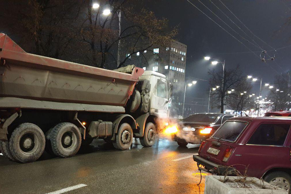 В Киеве грузовик протаранил легковушку