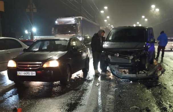 В Киеве пьяный водитель разбил три машины, вылетев на "встречку"
