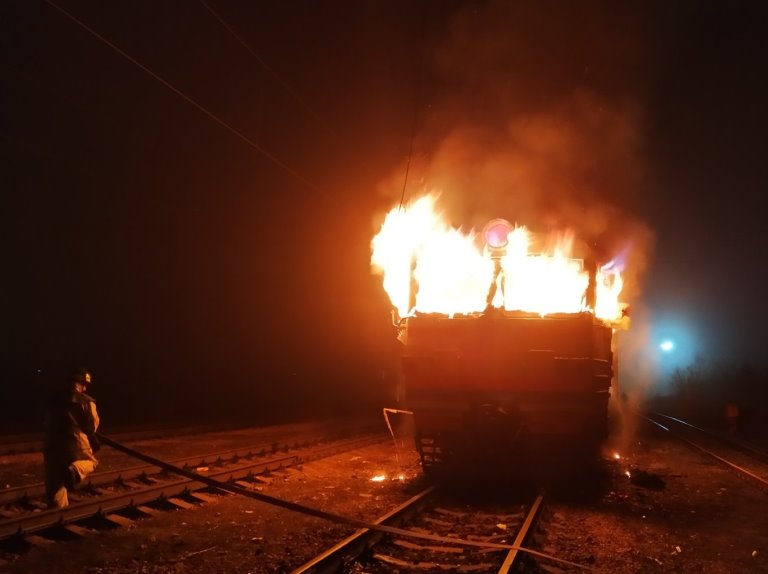 Среди ночи в Яготине загорелся поезд