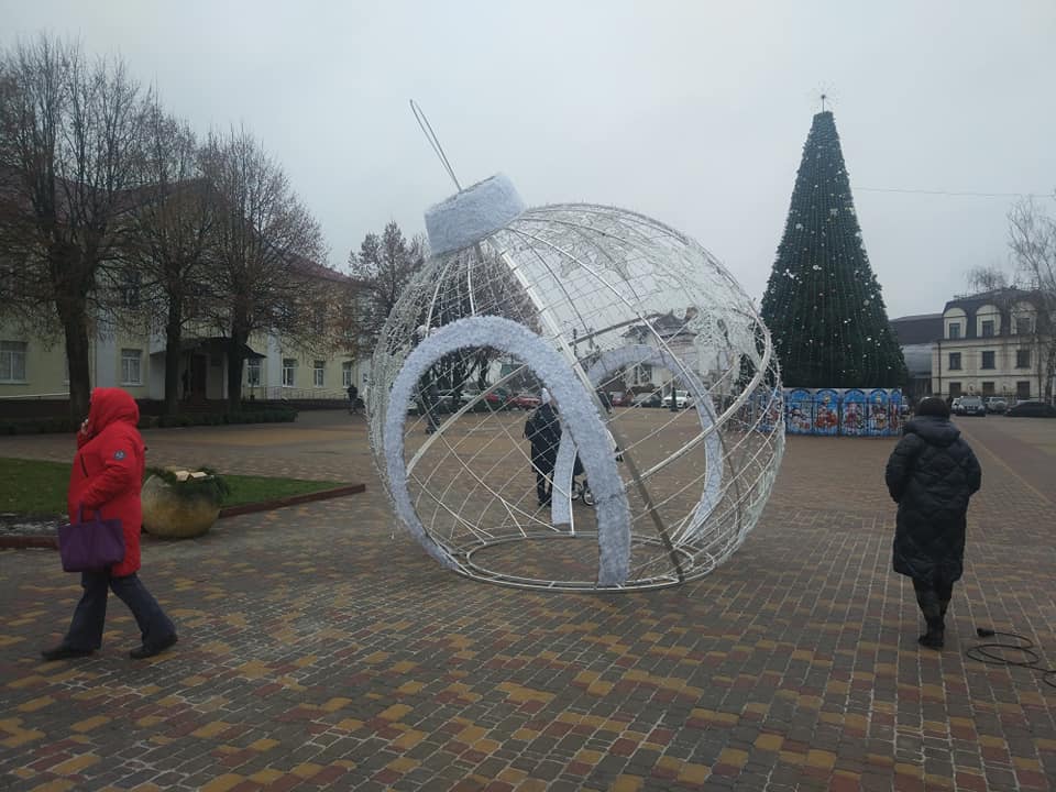 Борисполь украшают к Новому году