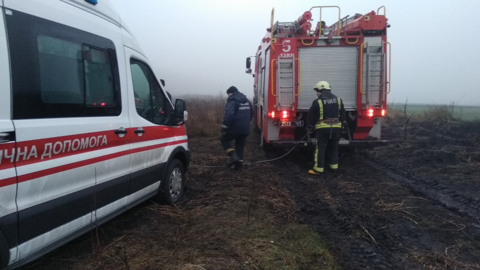 Под Киевом спасатели вытащили скорую помощь из грязи