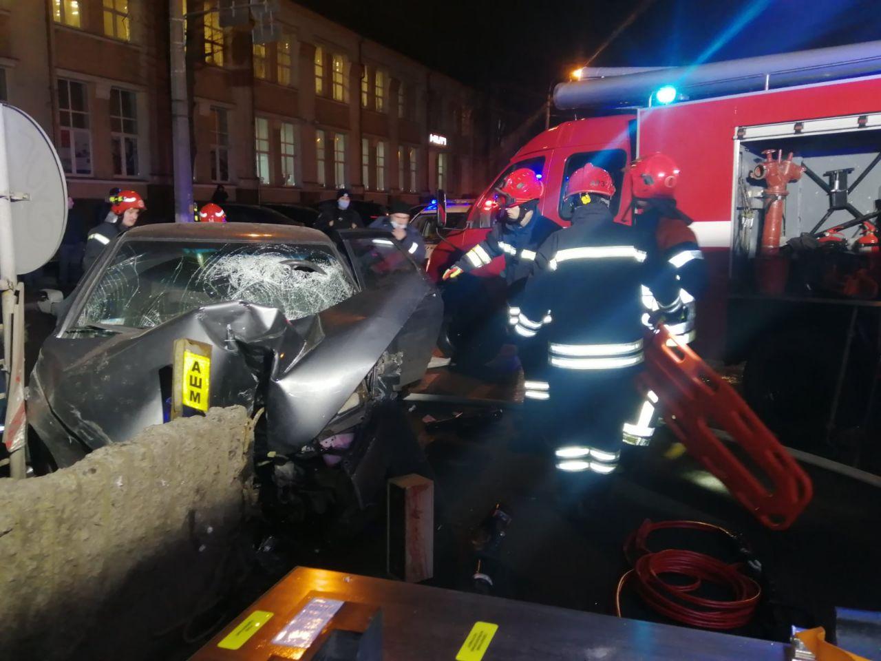 Киевские спасатели извлекли водителя из разбитого авто