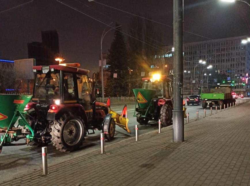 На улицы Киева вывели спецтехнику
