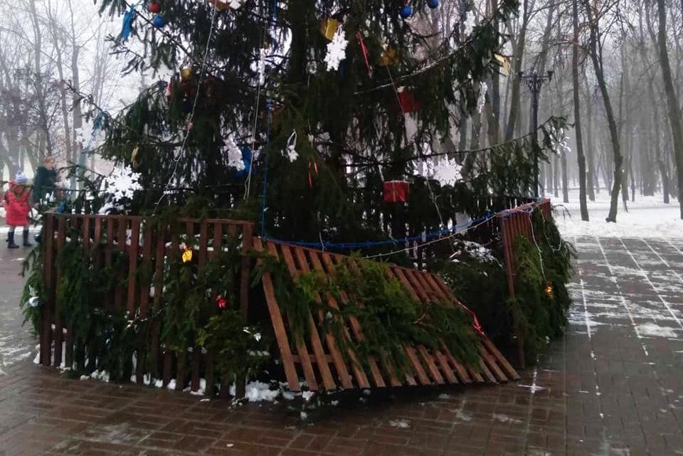 Киевские вандалы нападают на елки