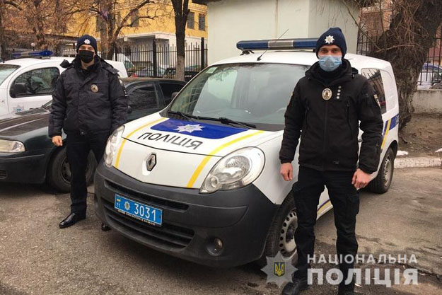 В Киеве два человека едва не погибли в горящей машине