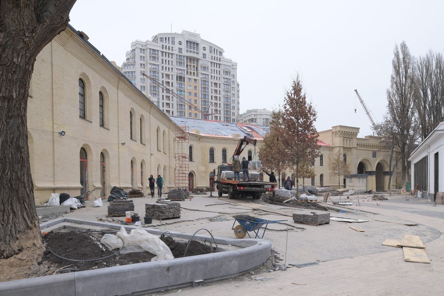 В Киеве завершена реконструкция площади