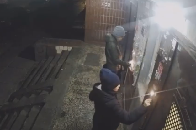 В Киеве подростки сожгли домофон (видео)