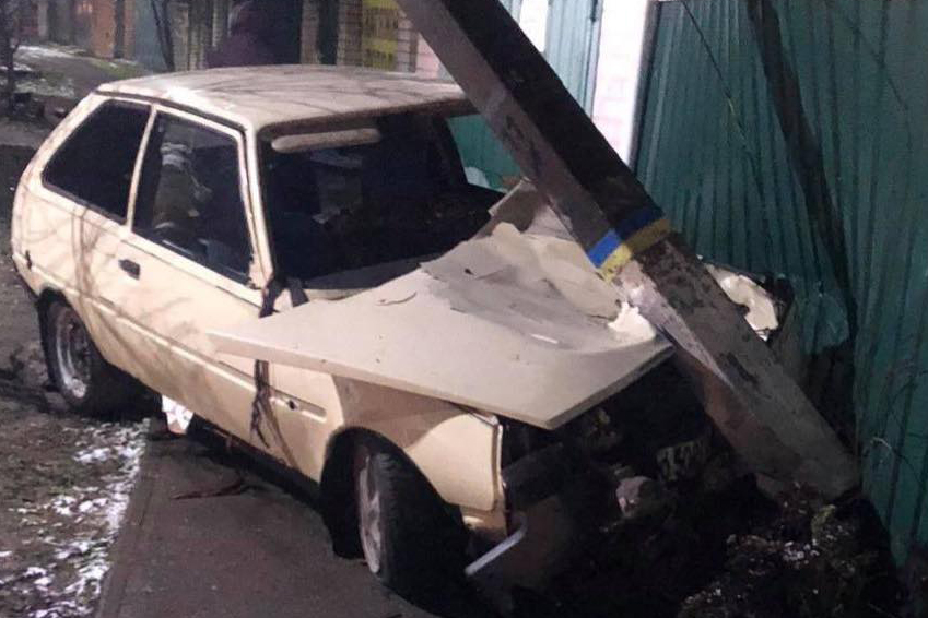 Под Киевом автомобиль снес электроопору