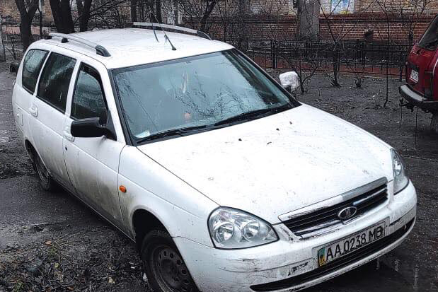 В Киеве легковушка провалилась в яму на асфальте