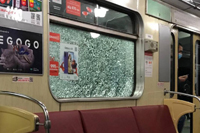 В Киеве в вагон метро бросили камень
