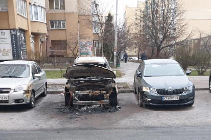 В Оболонском районе горели три автомобиля