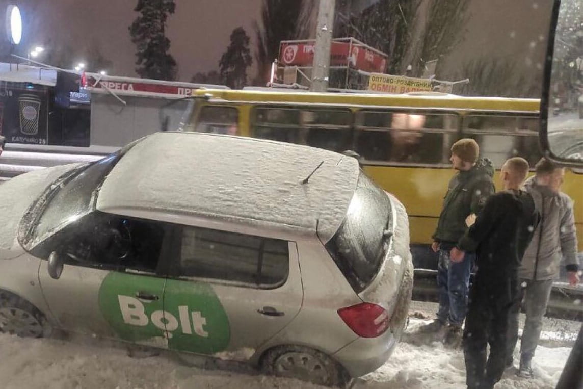 В Киеве таксист заблокировал движение трамваев