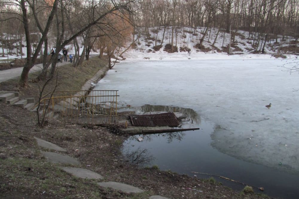 В киевском парке "Нивки" человек провалился под лед