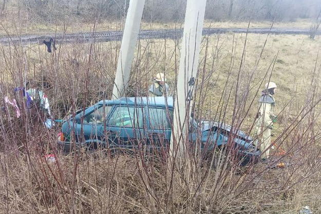 Под Киевом водитель врезался в столб и погиб на месте аварии