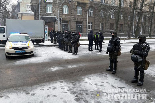 В Киеве к зданиям органов власти и посольству США стянули силовиков