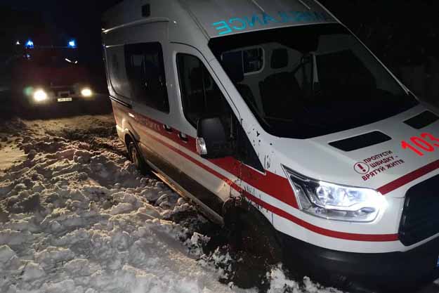 Под Киевом в снегу застряла карета скорой помощи