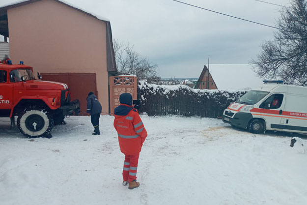 Под Киевом машина скорой помощи застряла в снегу