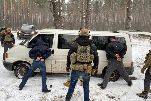 Под Киевом члены преступной группы торговали оружием. Сколько стоят гранатомет и автомат Калашникова