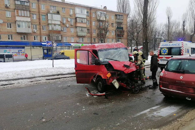 Киевские спасатели извлеки водителя из разбитого автомобиля