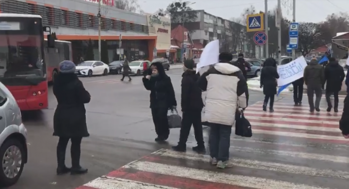 Под Киевом протестующие блокировали движение транспорта