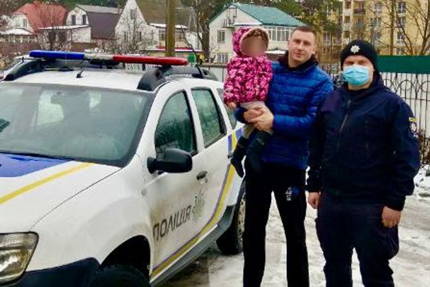 Под Киевом мужчина нашел посреди улицы брошенного маленького ребенка