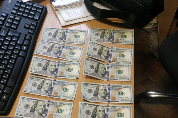 В Киеве государственный исполнитель вымогал взятку в размере 1000 долларов