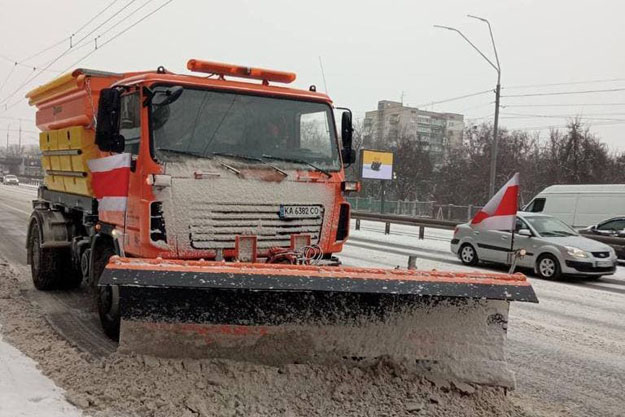 На Киев надвигается сильный снегопад. Коммунальщики выводят технику на улицы