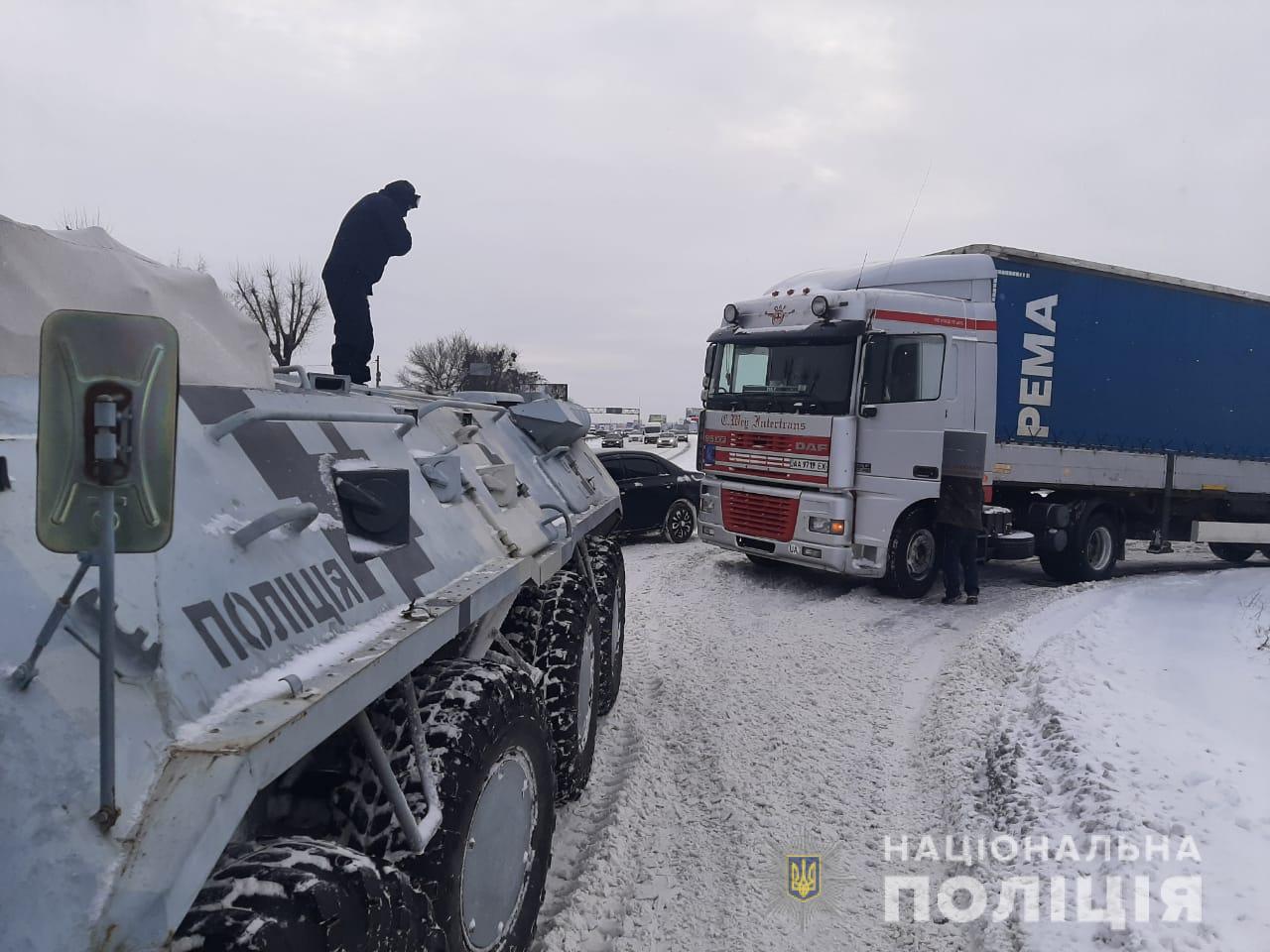 На киевские улицы силовики вывели бронетранспортеры