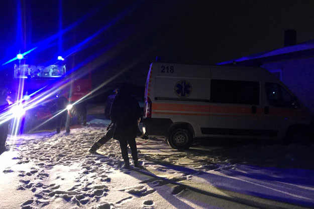 Под Киевом карета скорой помощи с больным застряла в снежных завалах