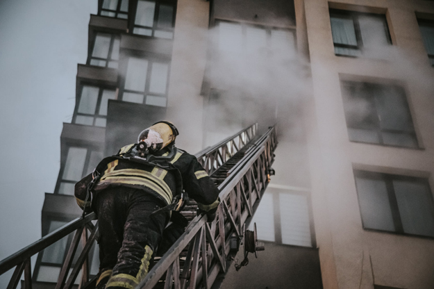 В Киеве горел многоэтажный жилой дом. Бойцы ГСЧС спасли 16 человек