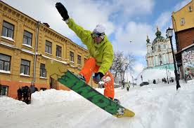 Киевляне передвигаются по городу на сноубордах и лыжах (видео)