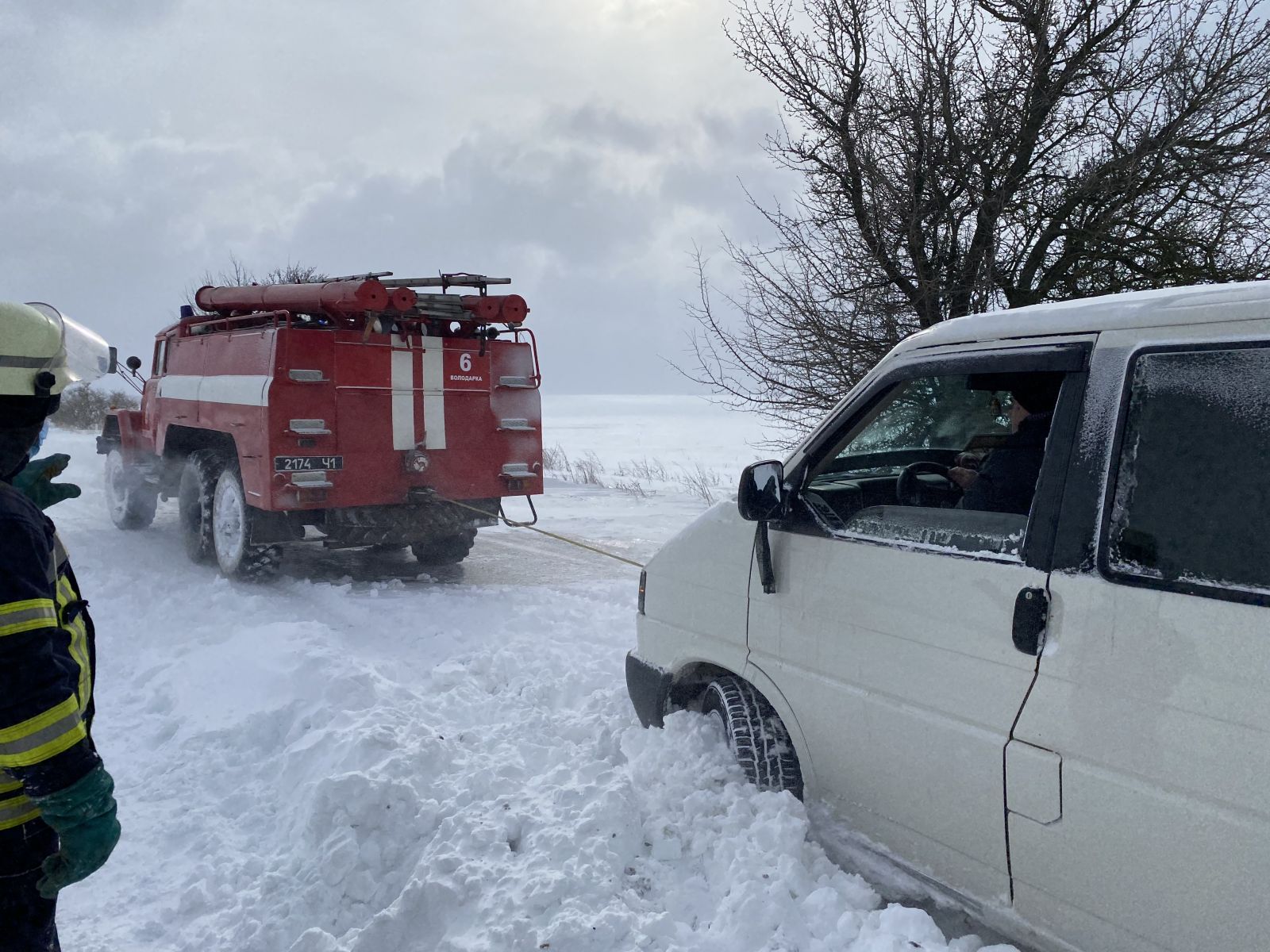 Под Киевом в снегу застряли несколько автомобилей. Бойцы ГСЧС спасли карету скорой помощи
